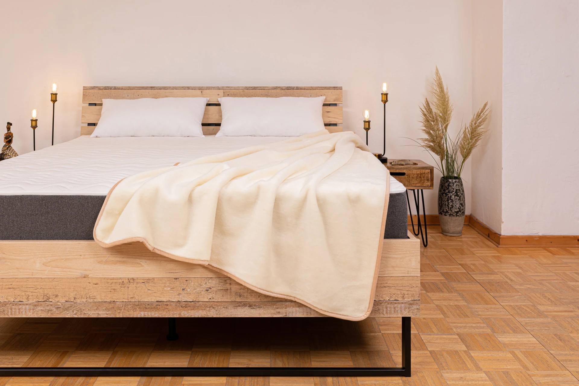 Merino-Flordecke auf einem Bett — offener Wollflor, direkt auf der Matratze
