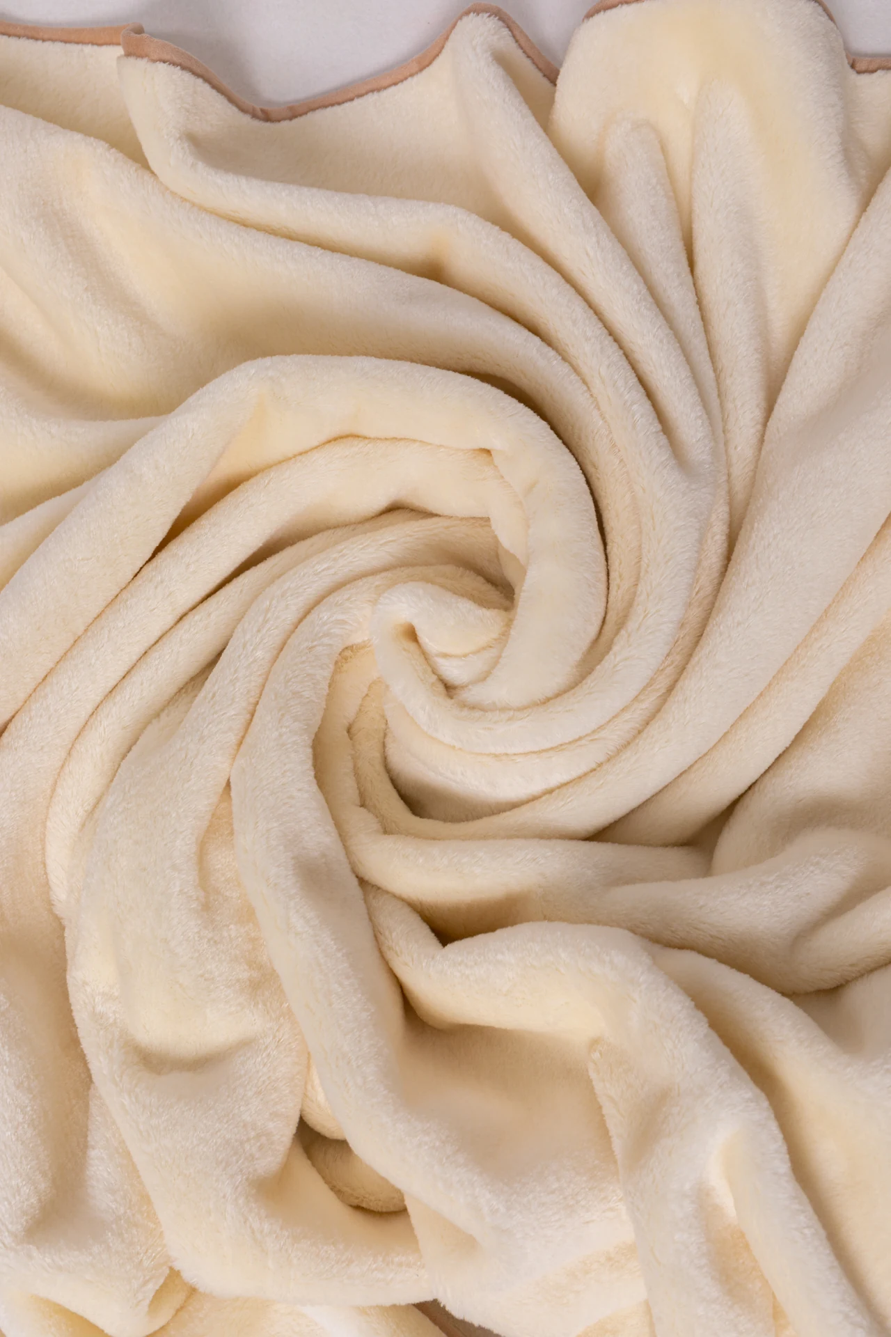 Nahaufnahme des weichen Merino-Wollflors einer Flordecke